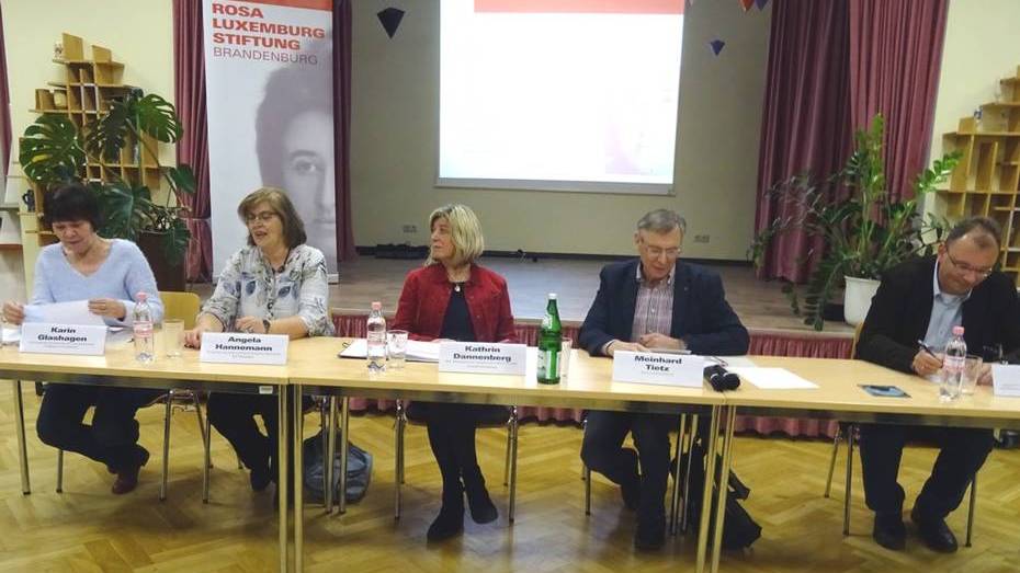 In die Anne-Frank-Oberschule haben die Rosa-Luxemburg-Stiftung Brandenburg zusammen mit dem Verein „alternativen denken“ Strausberg Vertreter*innen aus Schule, Lehrerbildung, Gewerkschaft und Politik eingeladen.