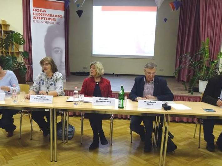 In die Anne-Frank-Oberschule haben die Rosa-Luxemburg-Stiftung Brandenburg zusammen mit dem Verein „alternativen denken“ Strausberg Vertreter*innen aus Schule, Lehrerbildung, Gewerkschaft und Politik eingeladen.